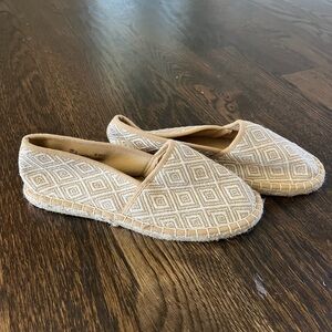 Woman’s 9 moccasins slip on Aztec tan cream fabric shoes